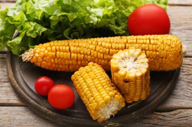 Sebze gri ahşap masa üzerinde lezzetli ızgara mısır