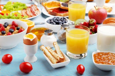 Taze ve lezzetli bir kahvaltı mutfak masasında