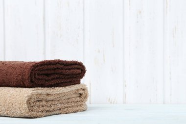 Beyaz ahşap masa üzerinde bej ve kahverengi havlu