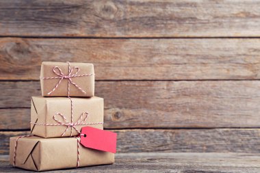 Kahverengi hediye kutuları gri ahşap masa üzerinde satış etiketiyle