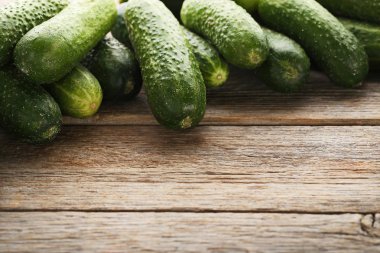 Gri ahşap masa üzerinde taze salatalık