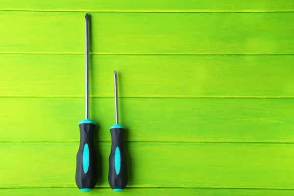 Screwdrivers Green Wooden Table — Stock Photo, Image