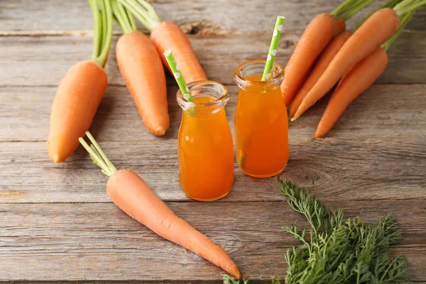 Свежий Морковный Сок Бутылках Деревянном Столе — стоковое фото