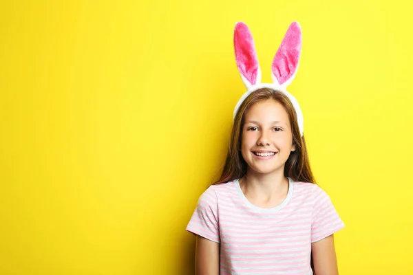 Retrato de hermosa chica con orejas de conejo sobre fondo amarillo —  Fotos de Stock