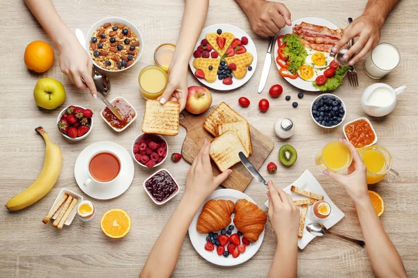 Familia Feliz Desayunando Sabroso Por Mañana — Foto de Stock