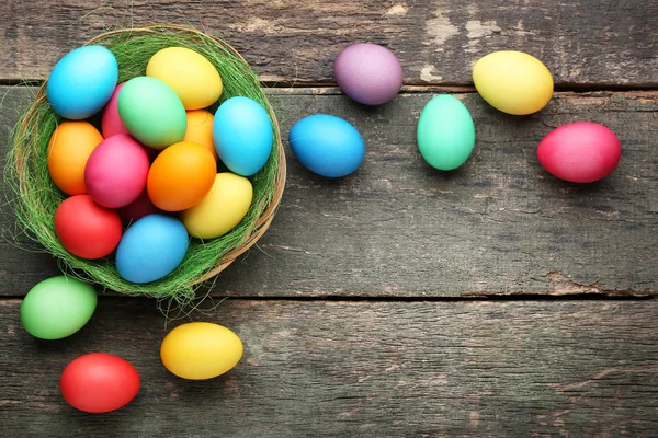 Oeufs Pâques Colorés Dans Nid Sur Une Table Bois — Photo