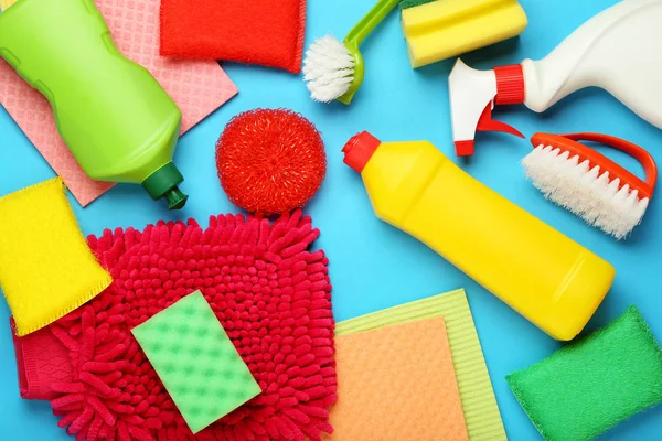 Frascos Con Detergente Herramientas Limpieza Sobre Fondo Azul —  Fotos de Stock