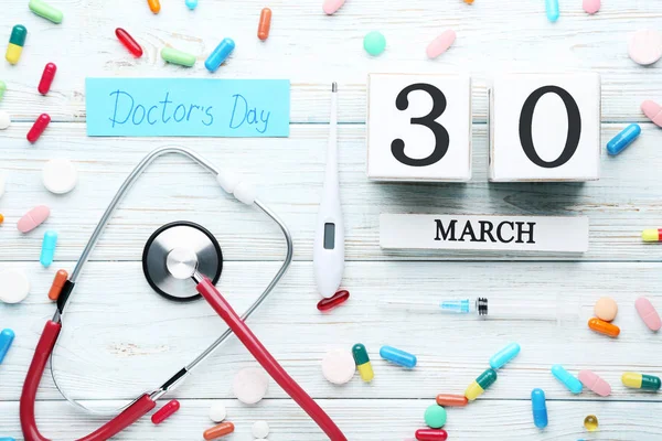 Yazıt Mutlu Doktorlar Gün Haplarla Ahşap Masa Stetoskop Takvim Küpleri — Stok fotoğraf
