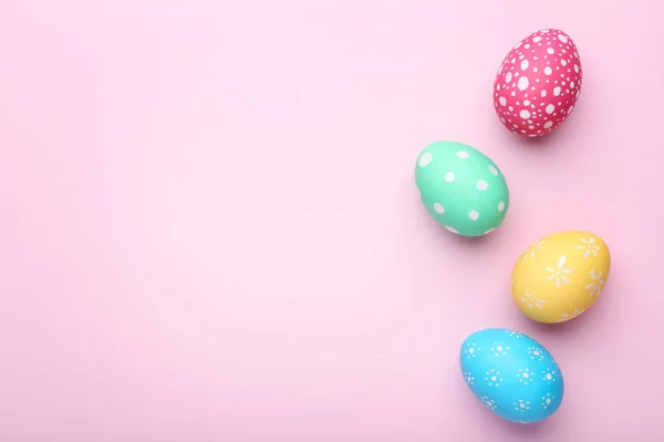 Pembe Arka Planda Renkli Paskalya Yumurtaları — Stok fotoğraf