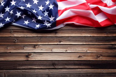 Kahverengi ahşap masa üzerinde Amerikan bayrağı