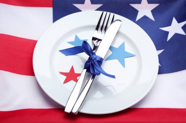 Plaka ve mutfak gereçleri ile Amerikan bayrağı