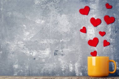 Gri arka plan üzerinde kırmızı kalpler ile sarı Kupası