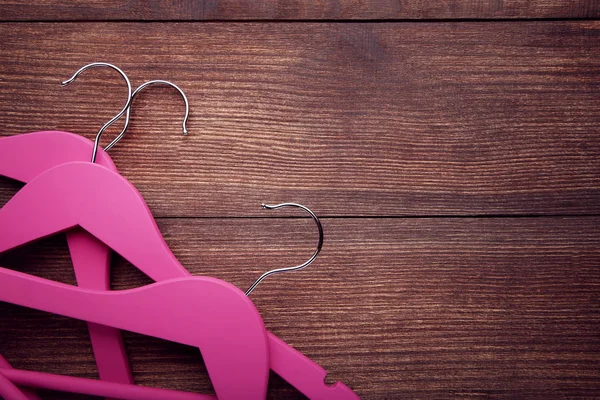 Roze Hangers Bruin Houten Tafel — Stockfoto