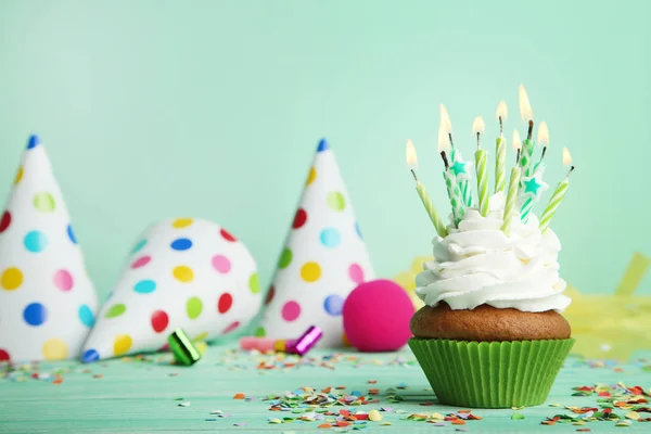 Cupcake Mit Kerzen Gebläsen Und Pappkappen Auf Grünem Hintergrund — Stockfoto