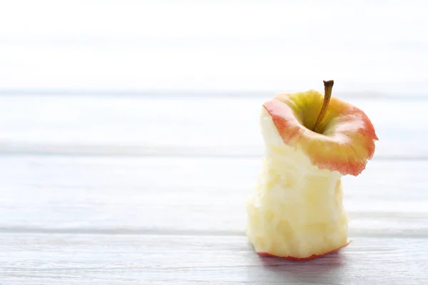 Grüner Apfelstumpf Auf Holztisch — Stockfoto