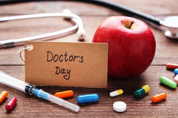 Yazıt Doktorlar Gün Hapları Şırınga Ahşap Masa Üzerinde Kırmızı Elma — Stok fotoğraf