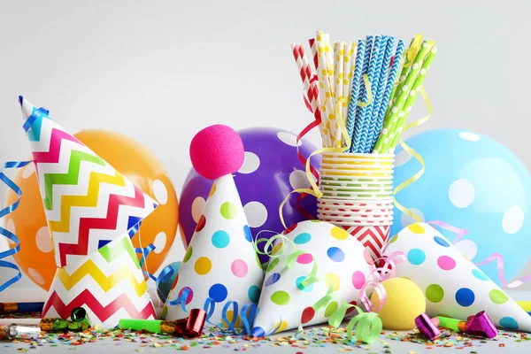 Cappelli Ventilatori Palloncini Feste Compleanno Sfondo Grigio — Foto Stock