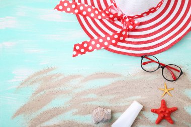 Deniz kabuklarını ve nane ahşap masa üzerinde güneş gözlüğü ile plaj şapka