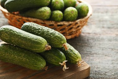 Gri ahşap masa üzerinde taze salatalık