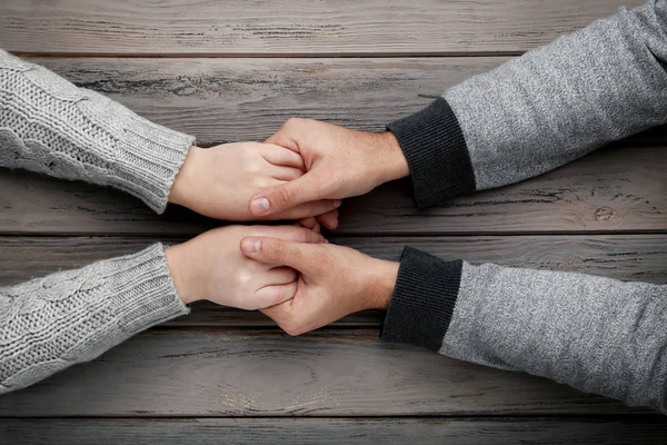 Vrouwelijke Mannelijke Hand Met Elkaar Een Grijze Achtergrond — Stockfoto