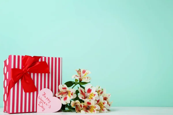 Aufschrift Happy Women Day Mit Geschenkschachtel Und Blumen Auf Mint — Stockfoto