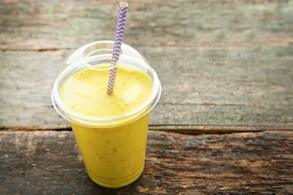 Gelber Smoothie Plastikbecher Auf Holztisch — Stockfoto