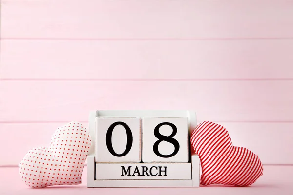 木制立方体日历与织品心脏在粉红色背景 — 图库照片