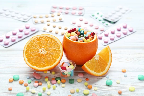 Frutas Maduras Pílulas Coloridas Mesa Madeira Branca — Fotografia de Stock