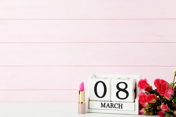 Cubos Calendario Con Flores Lápiz Labial Sobre Fondo Rosa —  Fotos de Stock