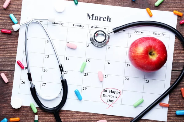 Yazıt Günün Kutlu Olsun Doktorlar Hap Stetoskop Ile Mart Takvim — Stok fotoğraf
