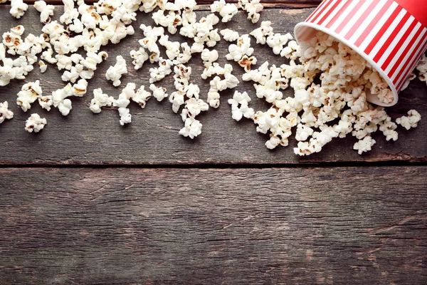 Popcorn Gestreiftem Eimer Auf Holztisch — Stockfoto