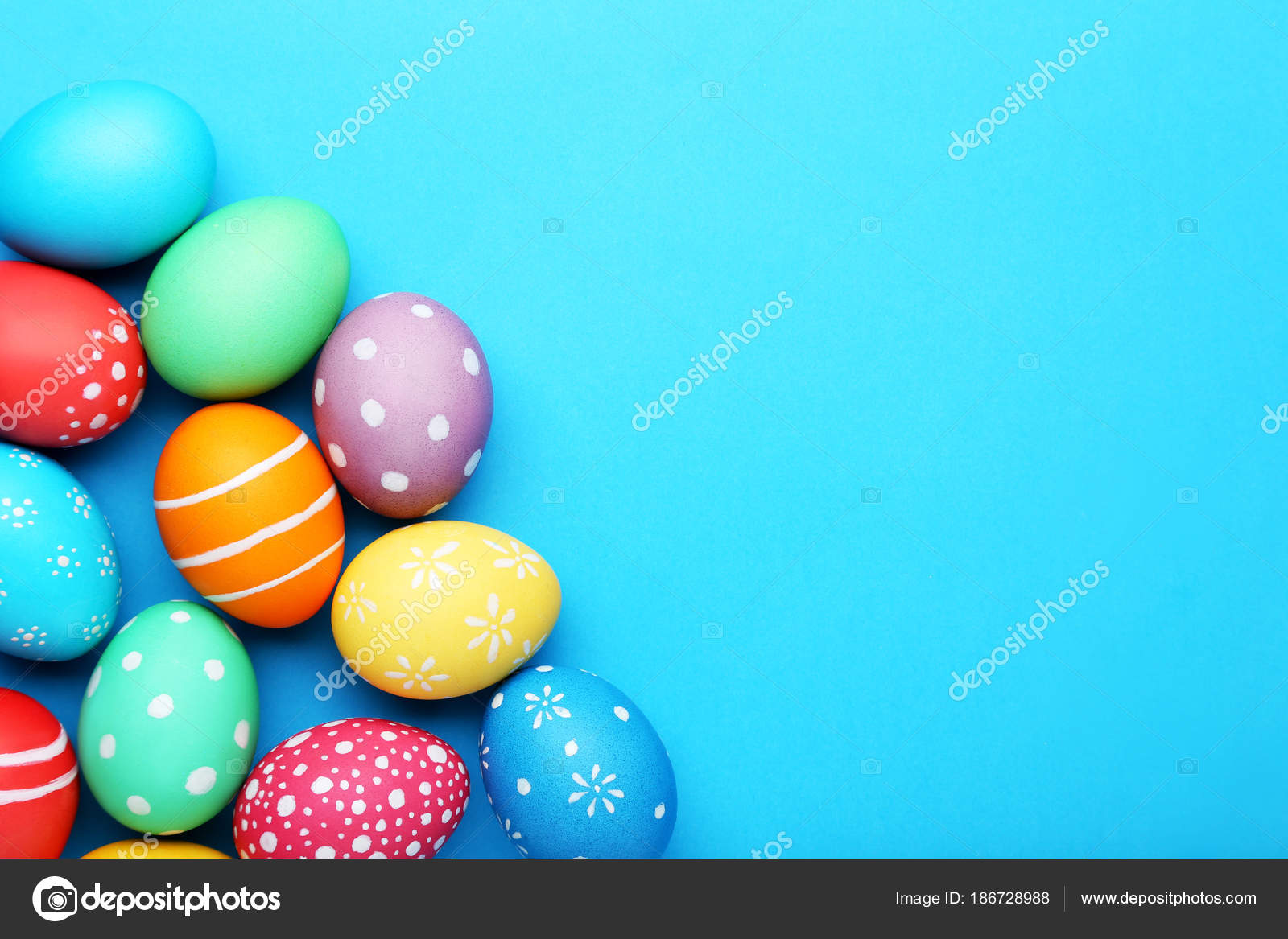 Hộp trứng phục sinh đầy màu sắc trong bức hình này sẽ khiến bạn cảm thấy vui tươi và hào hứng. Hãy đến và chiêm ngưỡng những chiếc trứng tuyệt đẹp này!