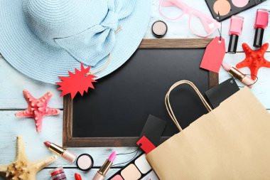 Şapka, gözlük ve ahşap çerçeve ile makyaj kozmetik