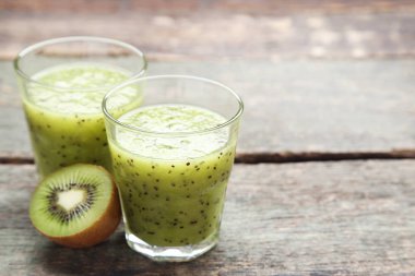 Taze kivi smoothie cam gri ahşap tablo