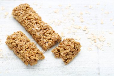 Lezzetli granola barlar ahşap tablo