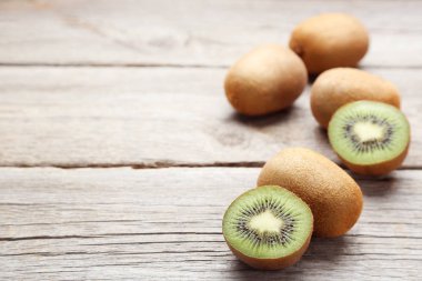 Kivi meyve gri ahşap tablo