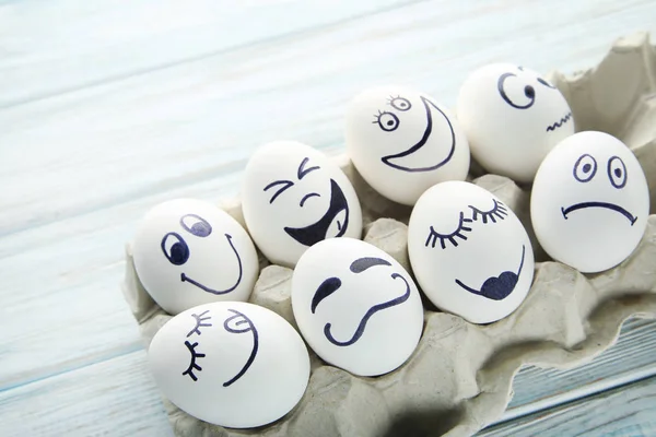 Ovos Com Rostos Engraçados Pacote Caixa Tabela Madeira — Fotografia de Stock