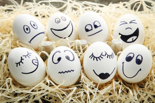 Ovos Com Rostos Engraçados Ninho Mesa Madeira — Fotografia de Stock