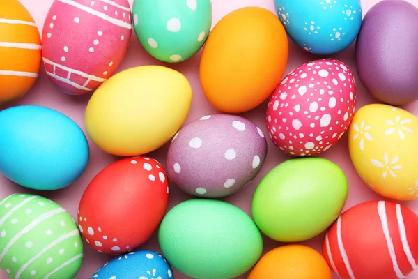 Pembe Arka Planda Renkli Paskalya Yumurtaları — Stok fotoğraf