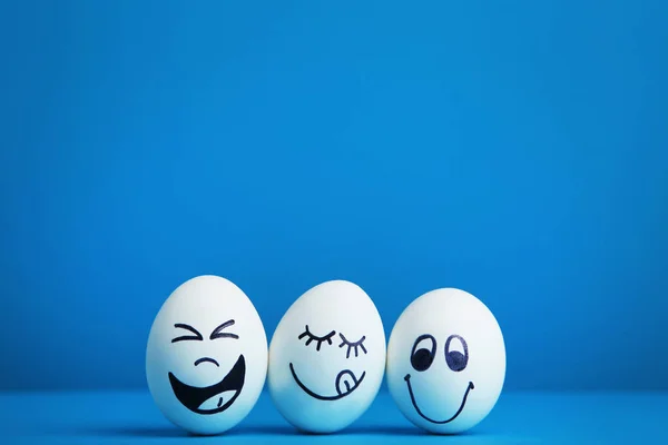 Ovos Com Rostos Engraçados Fundo Azul — Fotografia de Stock