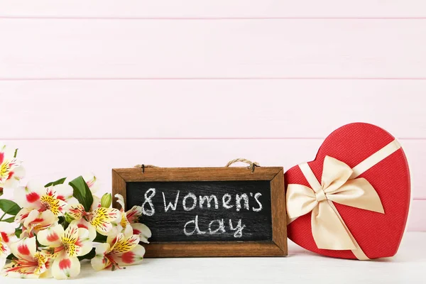 Надпись Women Day Wooden Frame Flowers Gift Box — стоковое фото