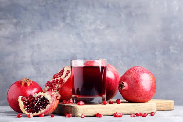 Fruta Jugo Granada Vaso Sobre Mesa Madera Gris — Foto de Stock