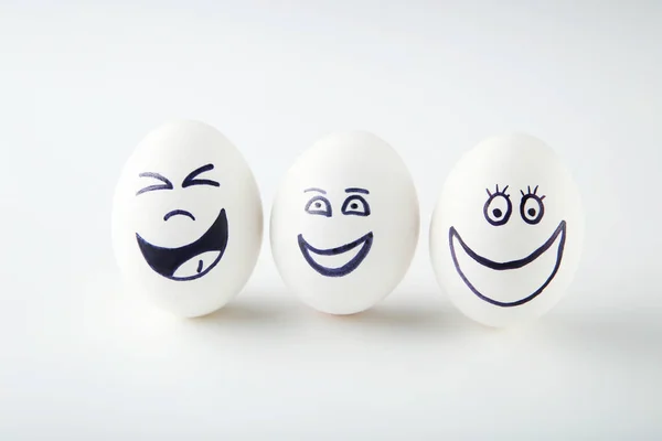 Ovos Com Rostos Engraçados Fundo Branco — Fotografia de Stock