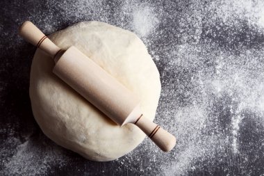 Çiğ hamur merdane ile 