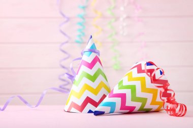 Doğum günü kağıt kapaklar şeritler 
