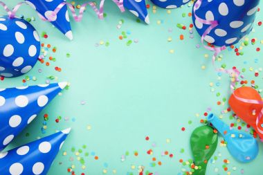 Doğum günü kağıt kapaklar balonlar ve konfeti ile 