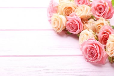 tablo üzerinde gül buketi