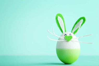 Komik Tavşan yüzü ile yumurta