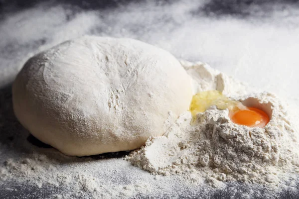 Yumurta ile çiğ hamur — Stok fotoğraf