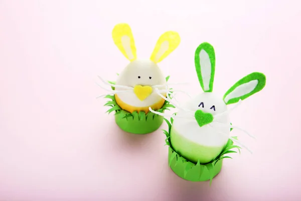 Ovos com caras engraçadas de coelho — Fotografia de Stock